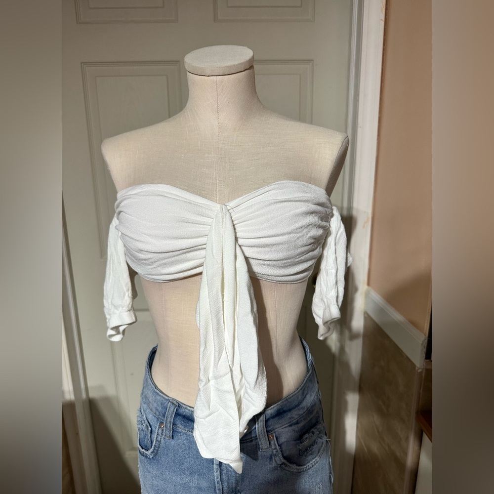 White Crop Top w/ off the shoulder sleeve